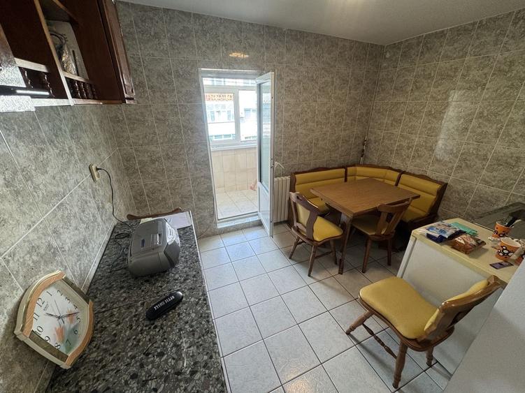 Apartament cu 3 camere decomandat, mobilat în Tomis III