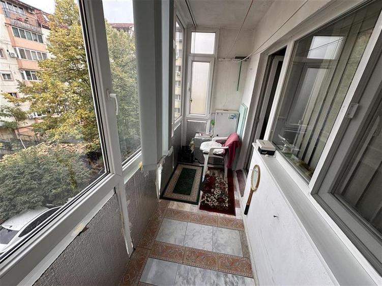 Apartament cu 3 camere semidecomandat în Girocului