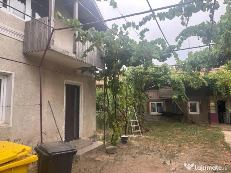 Casă cu 7 camere cu Teren 2023 Mp în Coșoveni