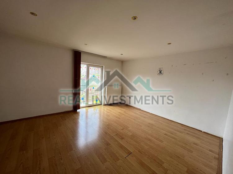 Casă cu 5 camere cu Teren 392 Mp în Intim