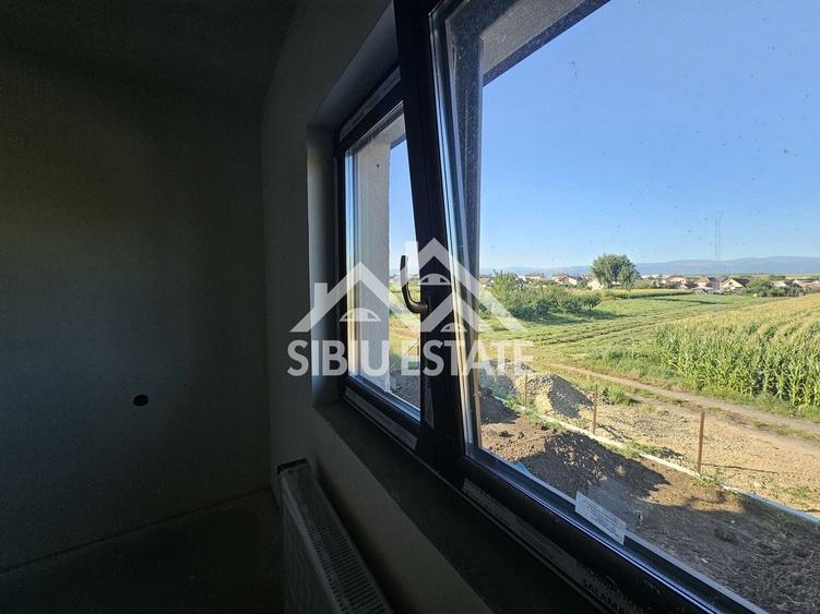 Duplex cu 5 camere cu Canalizare în Șura Mică