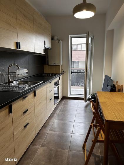 Apartament cu 3 camere în Apărătorii Patriei