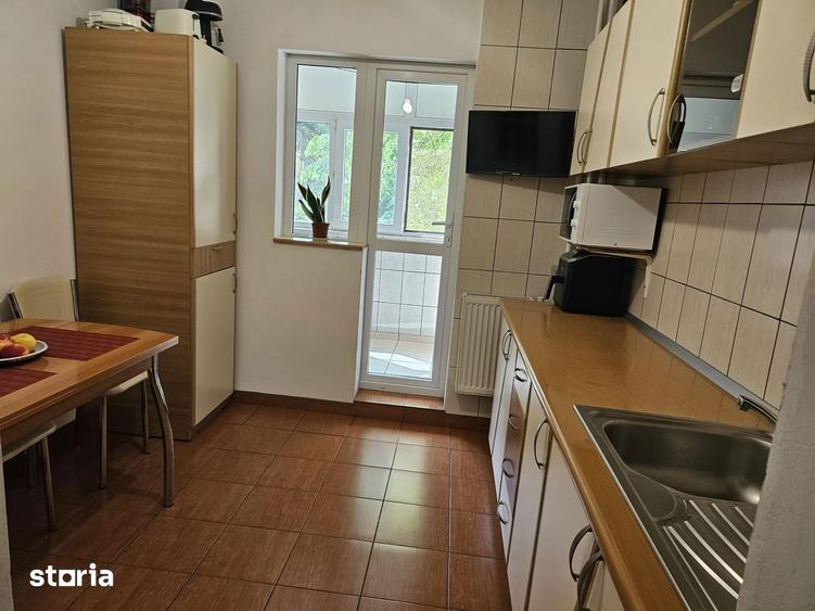 Apartament cu 3 camere semidecomandat, mobilat în Militari