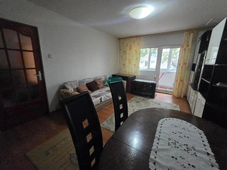 Apartament cu 3 camere decomandat în Aradului