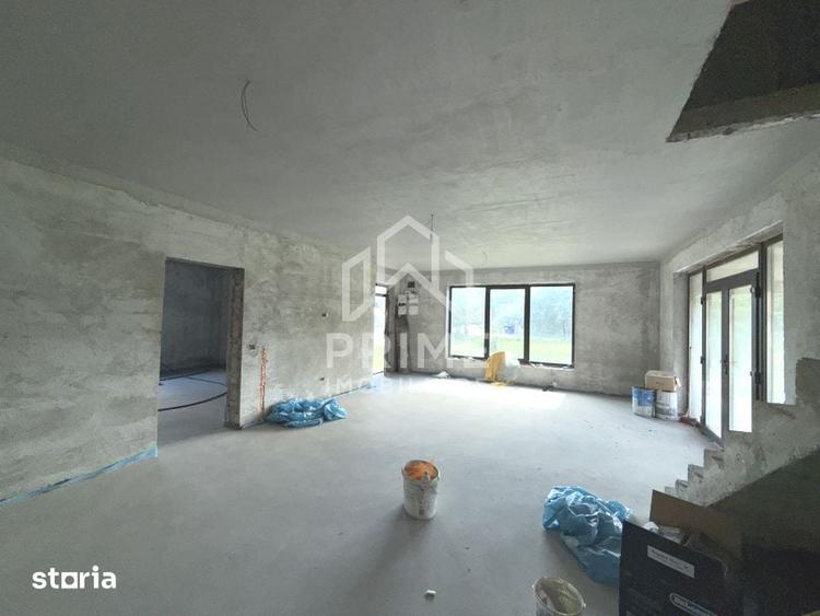 Casă cu 5 camere cu Teren 1800 Mp în Stremț