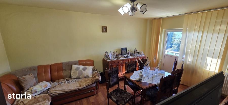 Apartament cu 3 camere decomandat, mobilat în Aradului