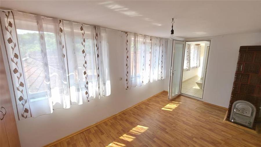 Casă individuală cu 8 camere cu Canalizare în Vest