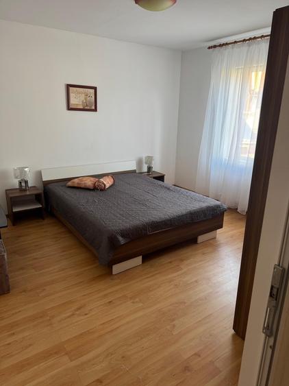 Casă cu 7 camere cu Canalizare în Central