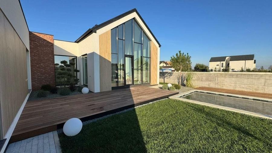 Casă individuală cu 4 camere cu Piscina în Est