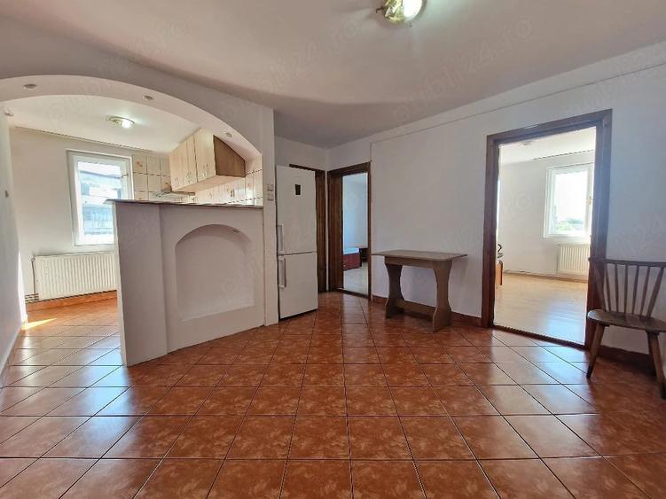 Apartament cu 3 camere decomandat în Exterior Vest