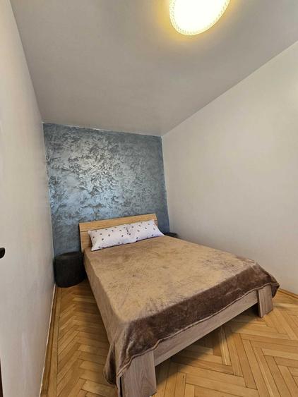 Apartament cu 3 camere semidecomandat în Craiovița Nouă