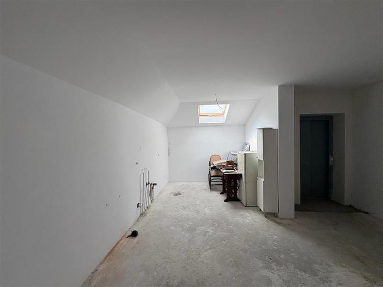 Apartament cu 4 camere semidecomandat în Aviației