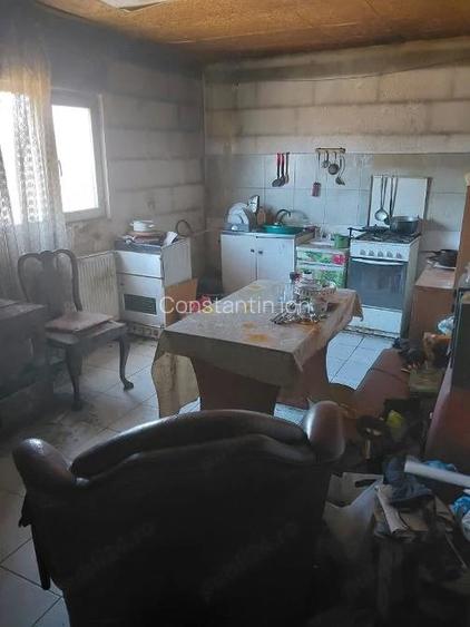 Vind casa la curte ,zona Zetari 53000 E