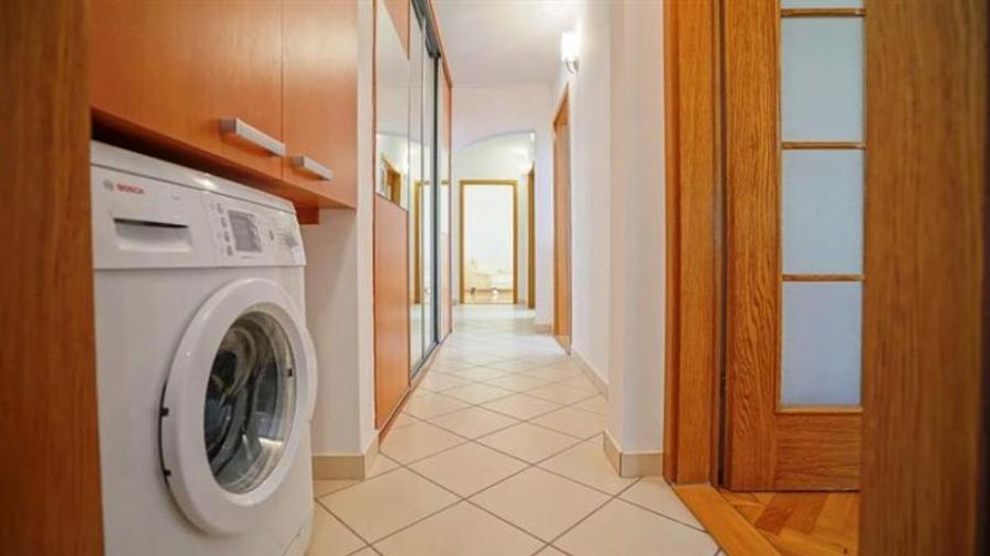 Apartament cu 3 camere decomandat, mobilat în Centrul Civic