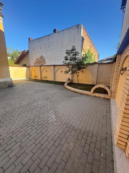 Casă cu 4 camere cu Teren 600 Mp în Central