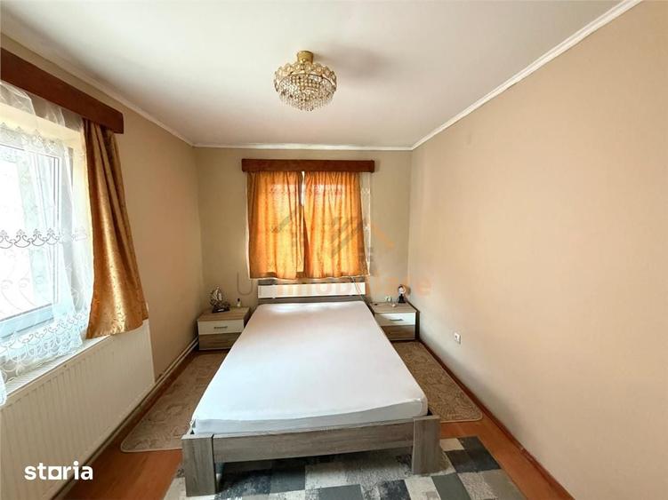 Casă cu 4 camere cu Teren 1081 Mp în Girișu de Criș