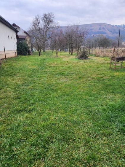 Casă individuală cu 6 camere cu Canalizare în Luna de Sus