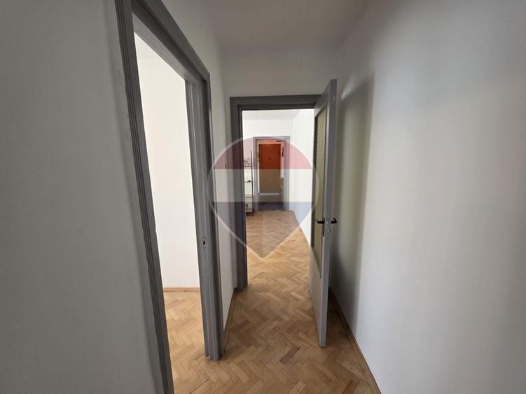 Apartament cu 3 camere semidecomandat, mobilat în Central