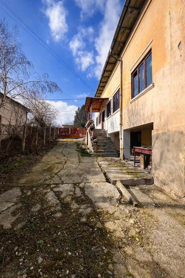 Casă cu 3 camere cu Canalizare în Central