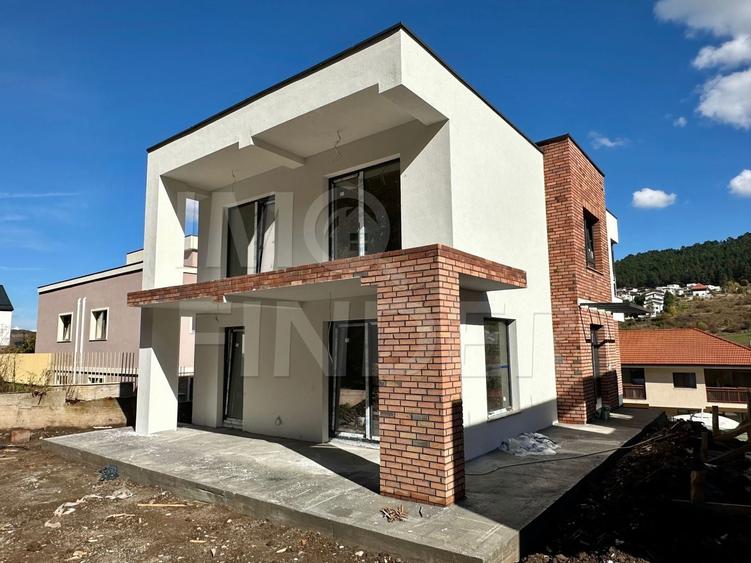 Casă individuală cu 5 camere cu Canalizare în Florești