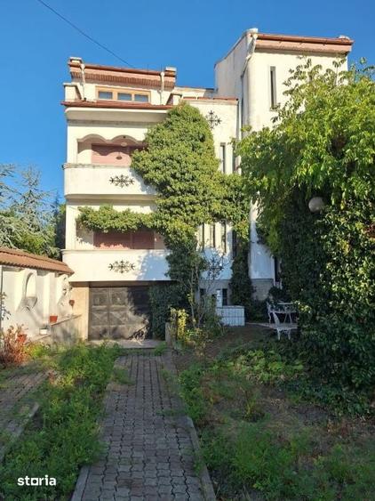 Casă cu 10 camere decomandat cu Teren 626 Mp în Central