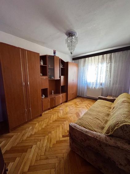 Apartament cu 3 camere semidecomandat în Central