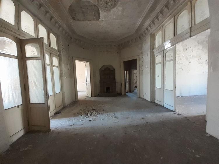 Casă individuală cu 19 camere cu Canalizare în P-ța Romană