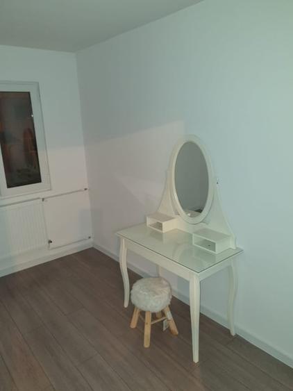 Apartament cu 3 camere semidecomandat, mobilat în Craiovița Nouă