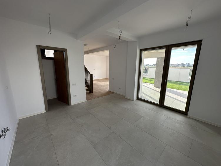 Duplex cu 5 camere cu Canalizare în Exterior Nord