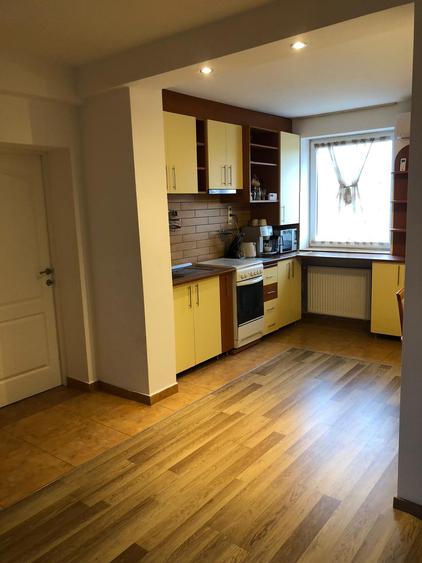 Apartament cu 4 camere decomandat, mobilat în Central