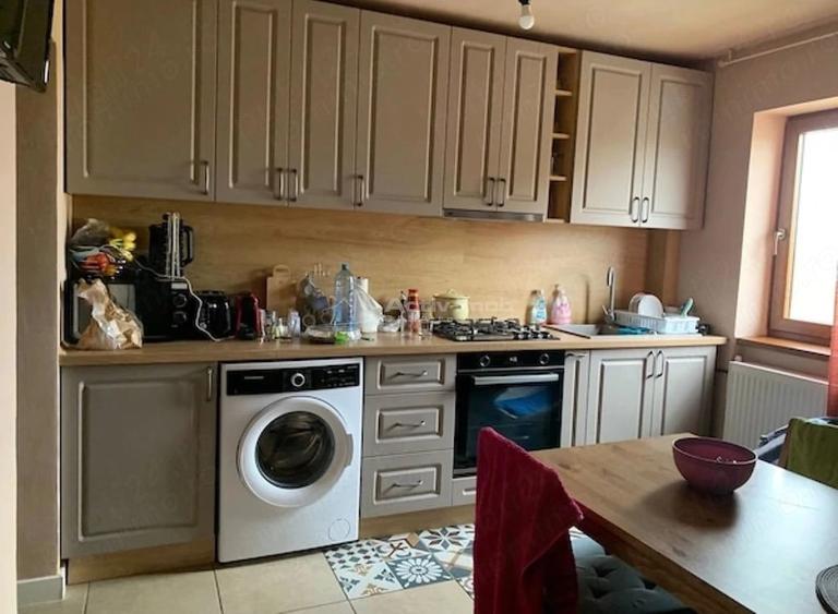 Apartament cu 3 camere semidecomandat în Grădiște