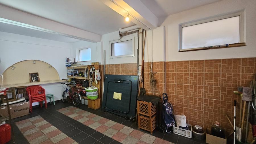 Casă individuală cu 5 camere cu Canalizare în Central
