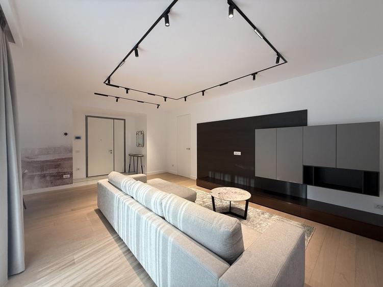 Apartament cu 4 camere decomandat în Arcul de Triumf