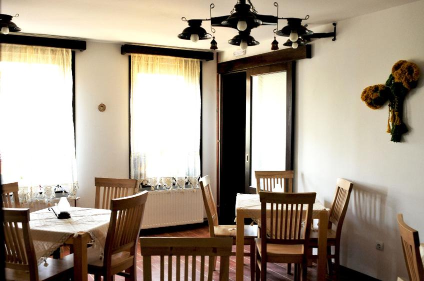 Casă individuală cu 5 camere cu Teren 8900 Mp în Dobreni