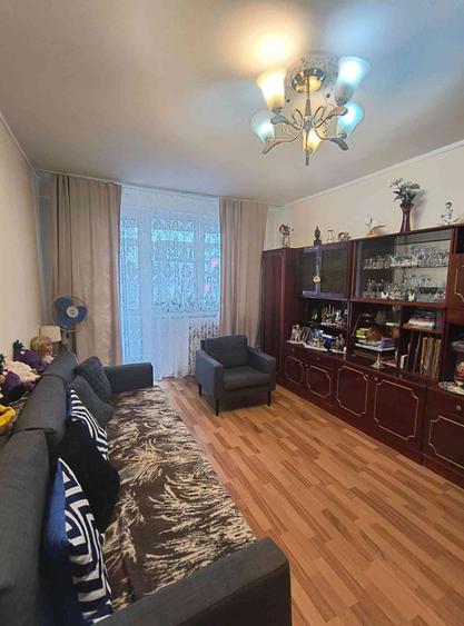 Apartament cu 3 camere decomandat, mobilat în Drumul Taberei — fotografia 2
