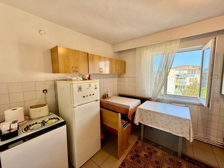 Apartament cu 3 camere semidecomandat în Gojdu