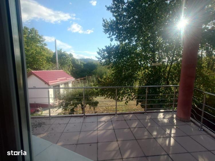 Casă cu 4 camere cu Teren 1000 Mp în Cristian
