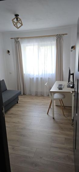 Apartament cu 3 camere decomandat în Tractorul