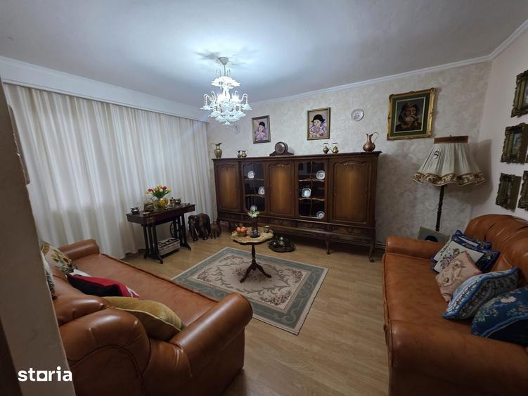 Apartament cu 3 camere decomandat în Central