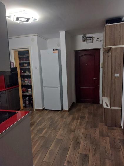 Apartament cu 3 camere decomandat în Cuștelnic