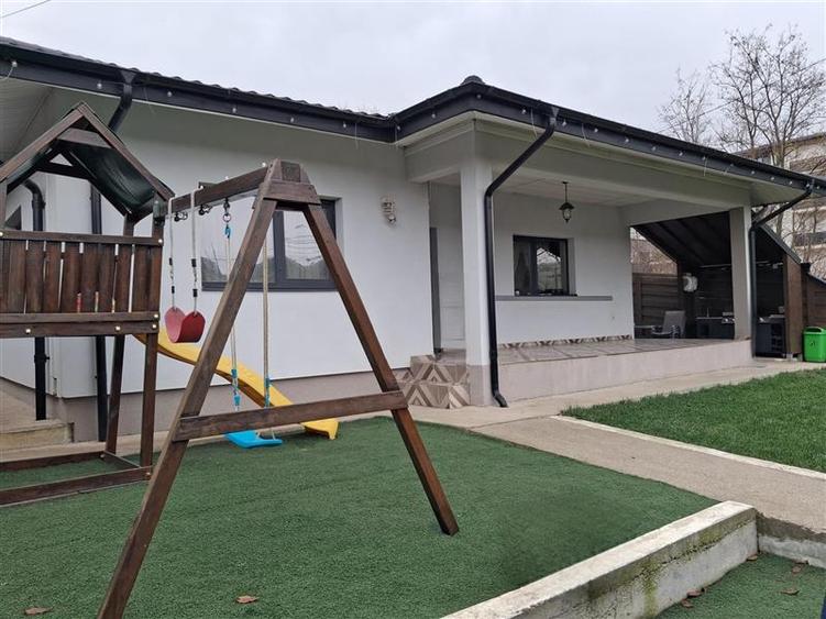 Casă individuală cu 4 camere cu Canalizare în Aeroport