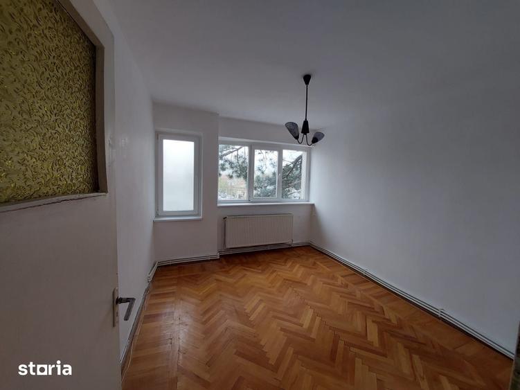 Apartament cu 3 camere semidecomandat în Independenței