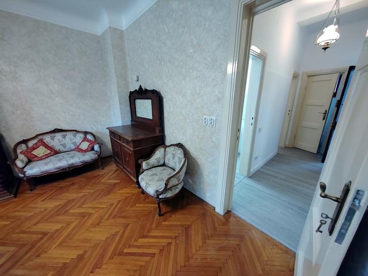 Casă individuală cu 7 camere cu Garaj în Lacul Tei