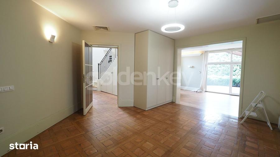 Casă cu 7 camere cu Teren 1000 Mp în Central