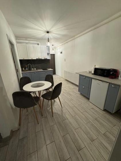 Apartament cu 3 camere decomandat, mobilat în Florești