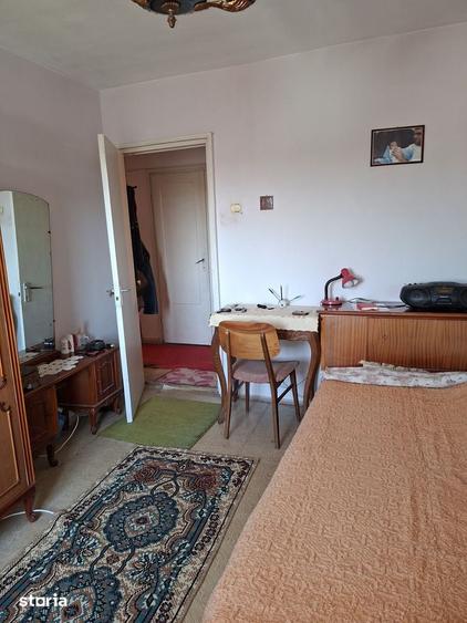 Apartament cu 4 camere decomandat în Rovine