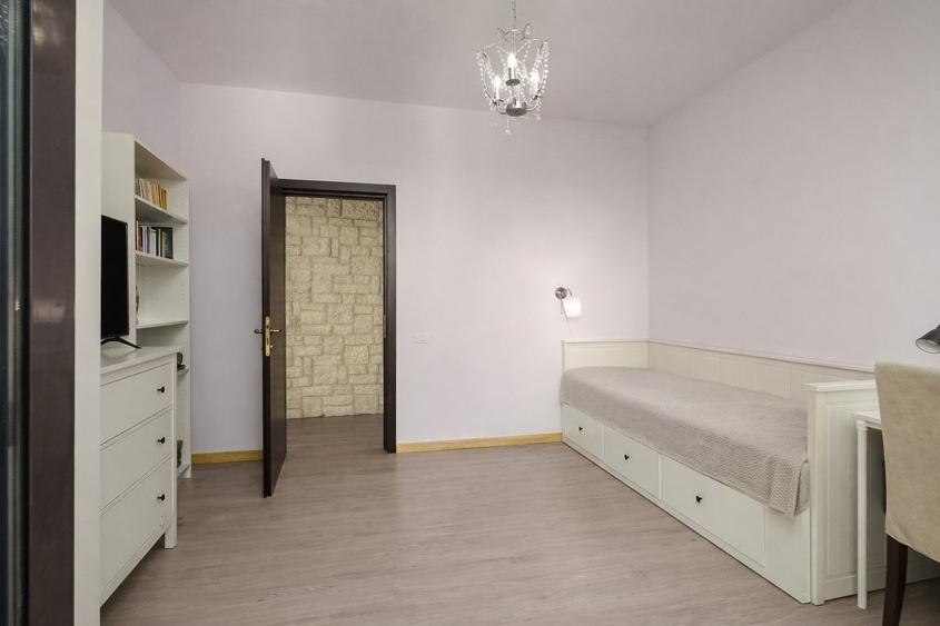 Apartament cu 4 camere semidecomandat, mobilat în Pipera