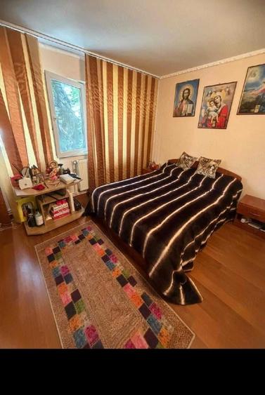 Apartament cu 3 camere semidecomandat în Micro 3