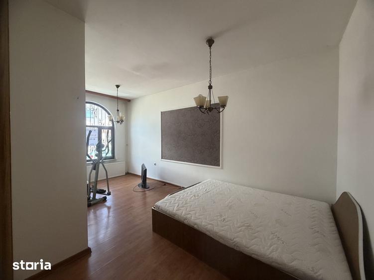 Casă cu 6 camere cu Teren 180 Mp în Central