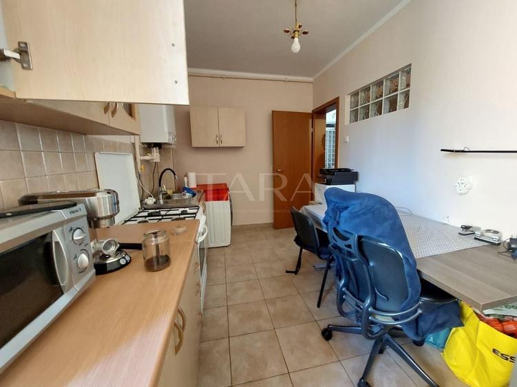 Apartament cu 3 camere semidecomandat, mobilat în Borhanci